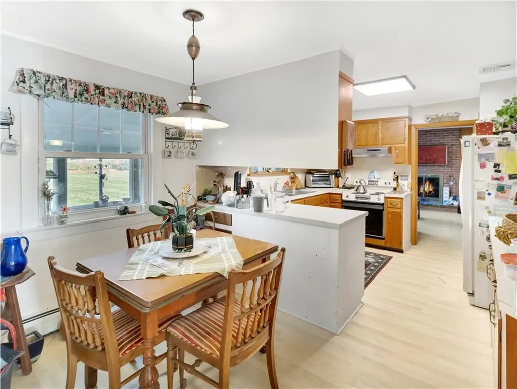 89 North Court Tiverton RI 02878