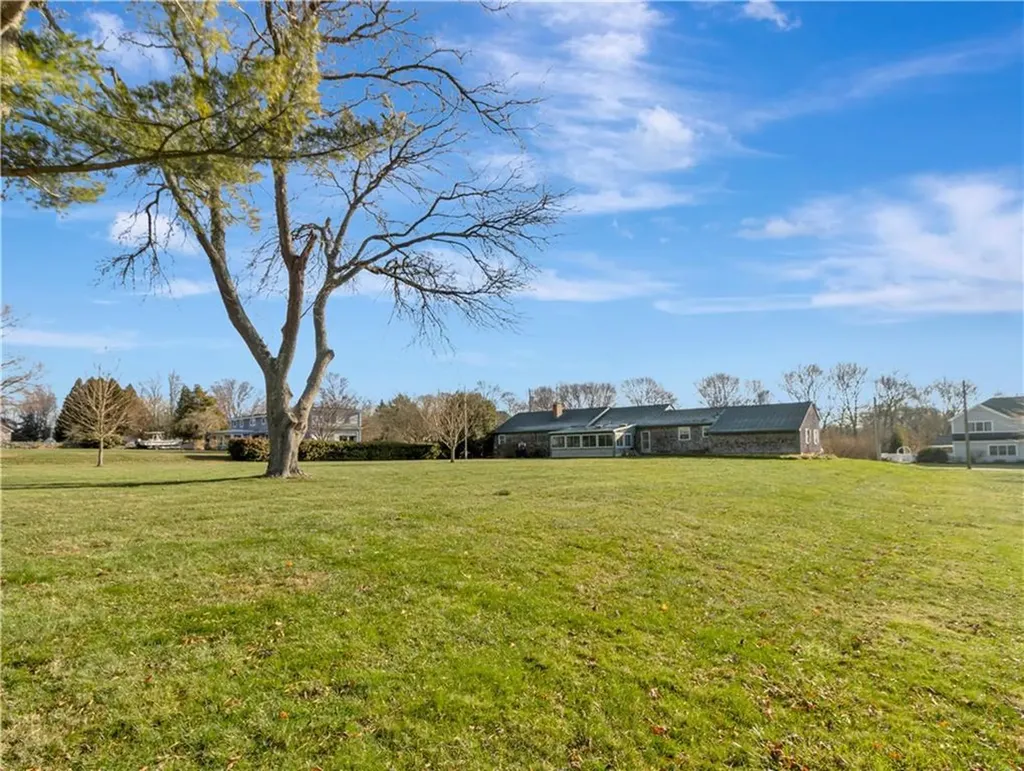 89 North Court Tiverton RI 02878