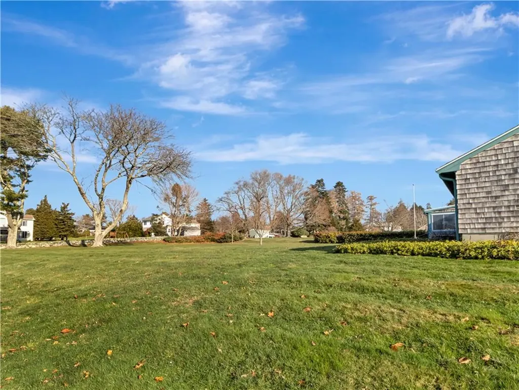 89 North Court Tiverton RI 02878