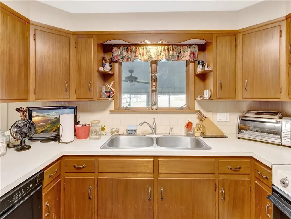 89 North Court Tiverton RI 02878