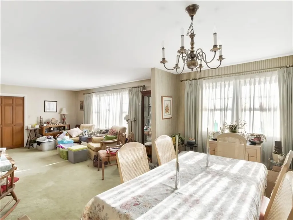 89 North Court Tiverton RI 02878