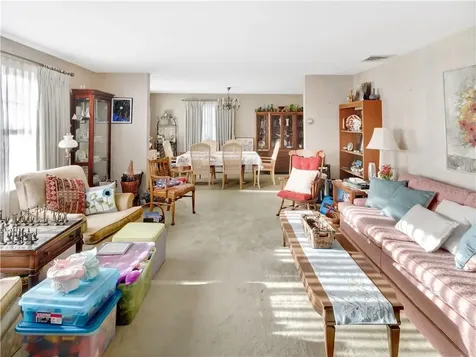 89 North Court Tiverton RI 02878