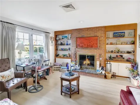 89 North Court Tiverton RI 02878