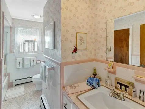 89 North Court Tiverton RI 02878