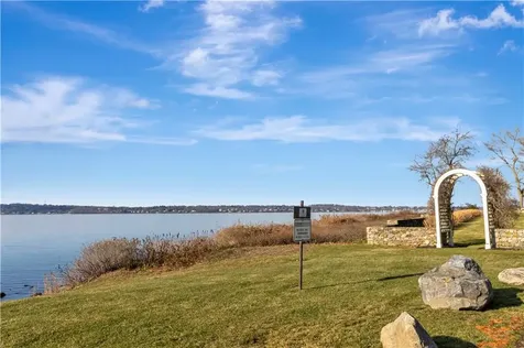 89 North Court Tiverton RI 02878