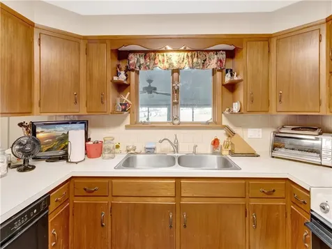 89 North Court Tiverton RI 02878