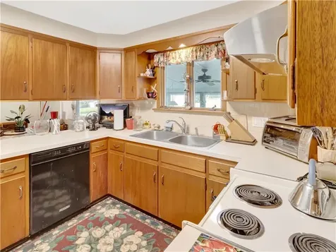 89 North Court Tiverton RI 02878