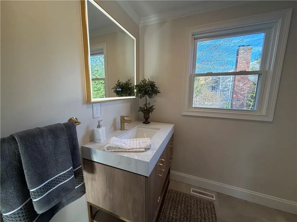 199 First Avenue East Greenwich RI 02818