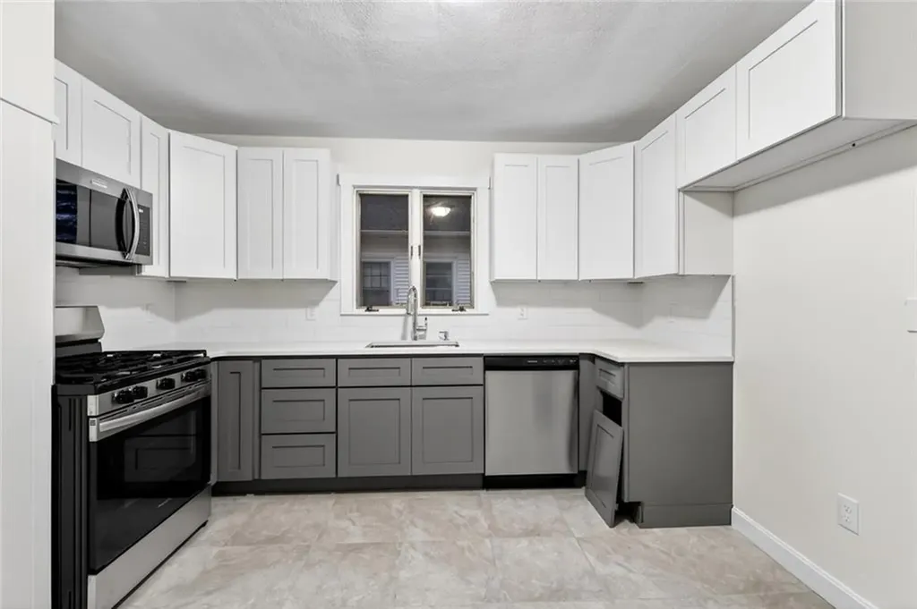 41 43 Rounds Avenue Providence RI 02907