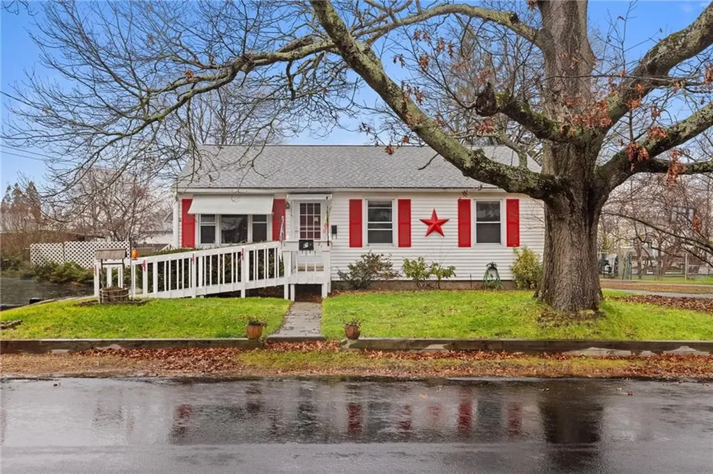 21 Helen Avenue Coventry RI 02816
