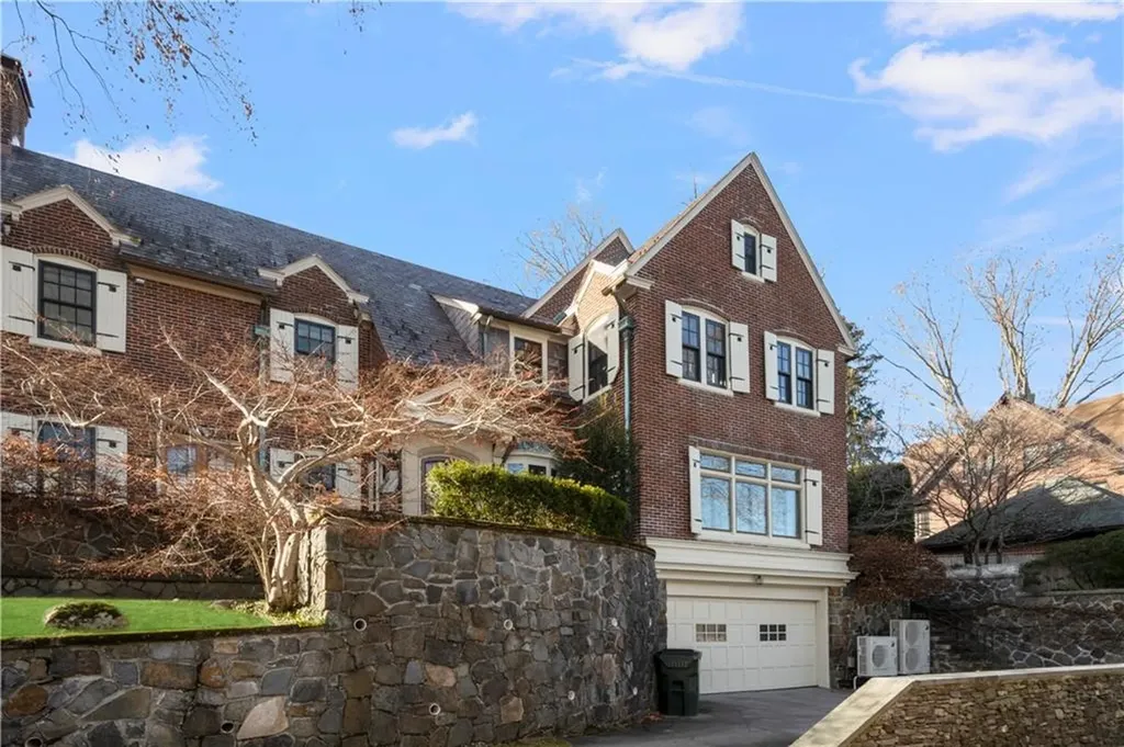 82 Freeman Parkway Providence RI 02906