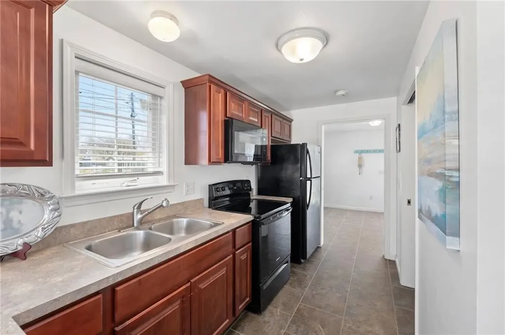 64 Burnside Avenue Narragansett RI 02882