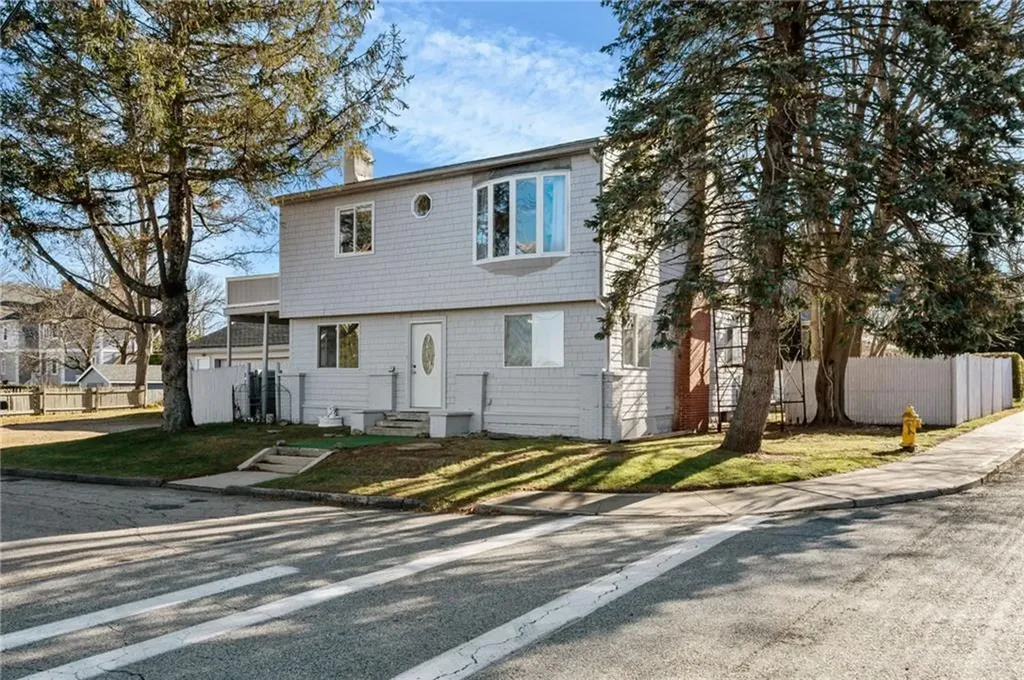 16 Courtway Street Narragansett RI 02882