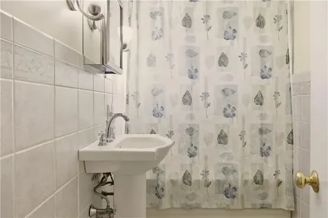 1282 East Road Tiverton RI 02878