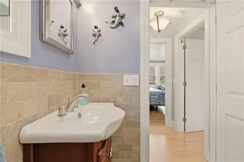 1282 East Road Tiverton RI 02878