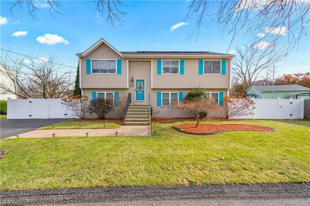 12 Railroad Row Warwick RI 02886