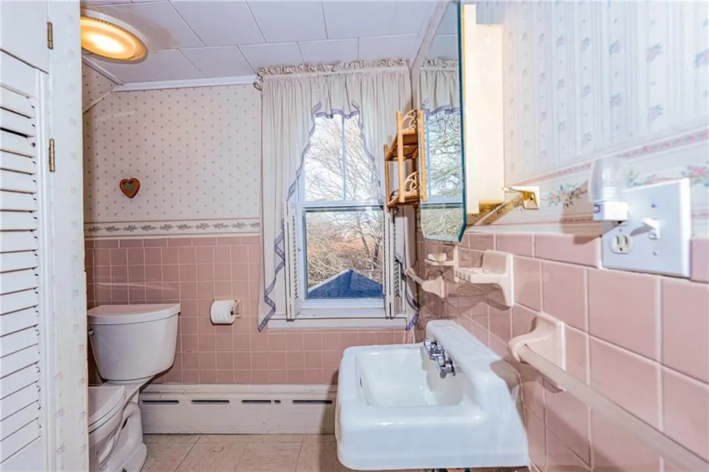 318 Mitchell's Lane Middletown RI 02871