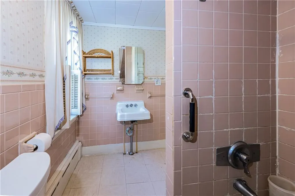 318 Mitchell's Lane Middletown RI 02871