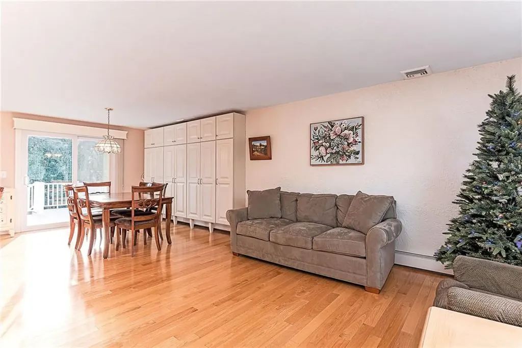 102 Moccasin Trail Cranston RI 02921