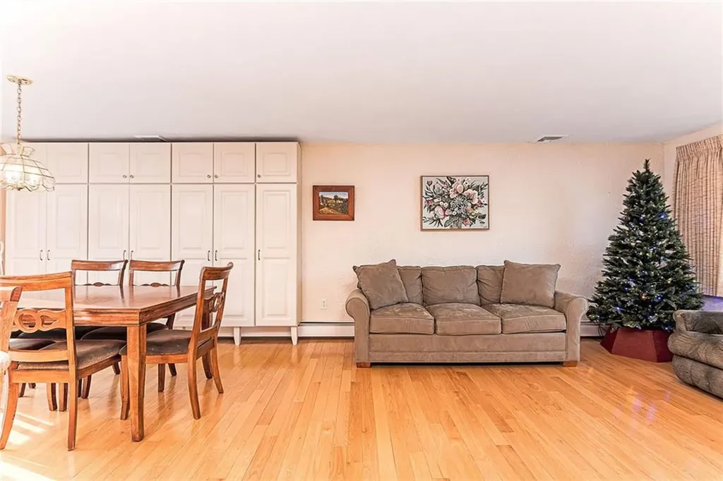 102 Moccasin Trail Cranston RI 02921