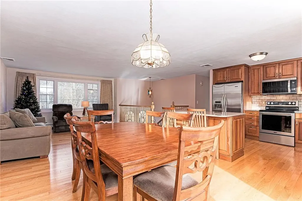 102 Moccasin Trail Cranston RI 02921