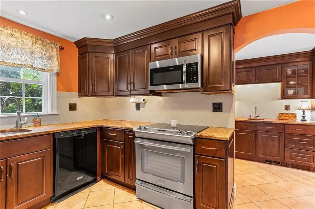 42 Pelham Parkway North Providence RI 02911