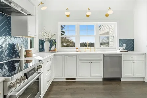 32 Arrowhead Drive Tiverton RI 02878