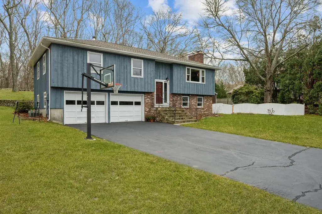 35 Robin Hollow Lane Westerly RI 02891