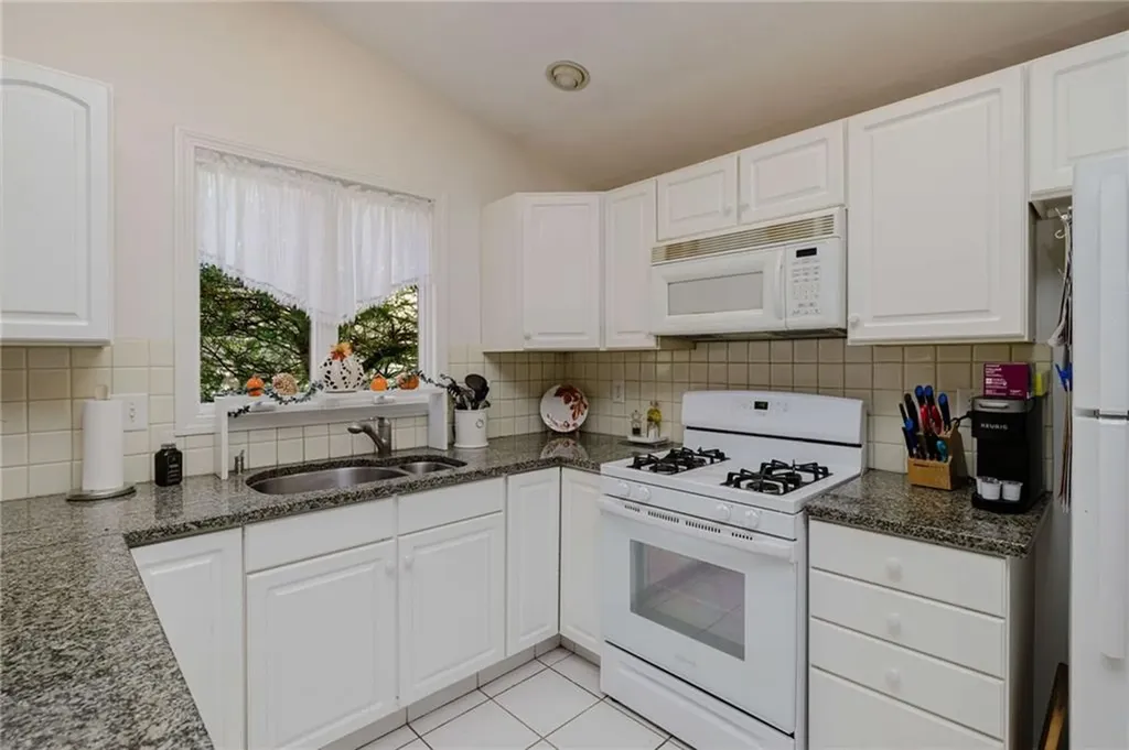 32 Hunters Run North Providence RI 02904