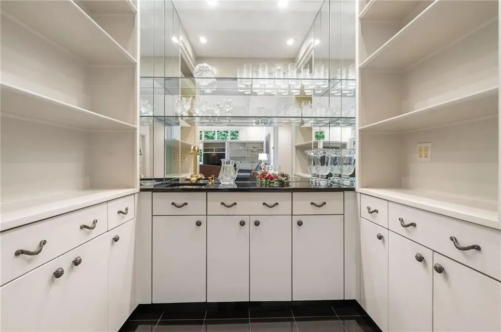 7 Oak Tree Lane Cranston RI 02920