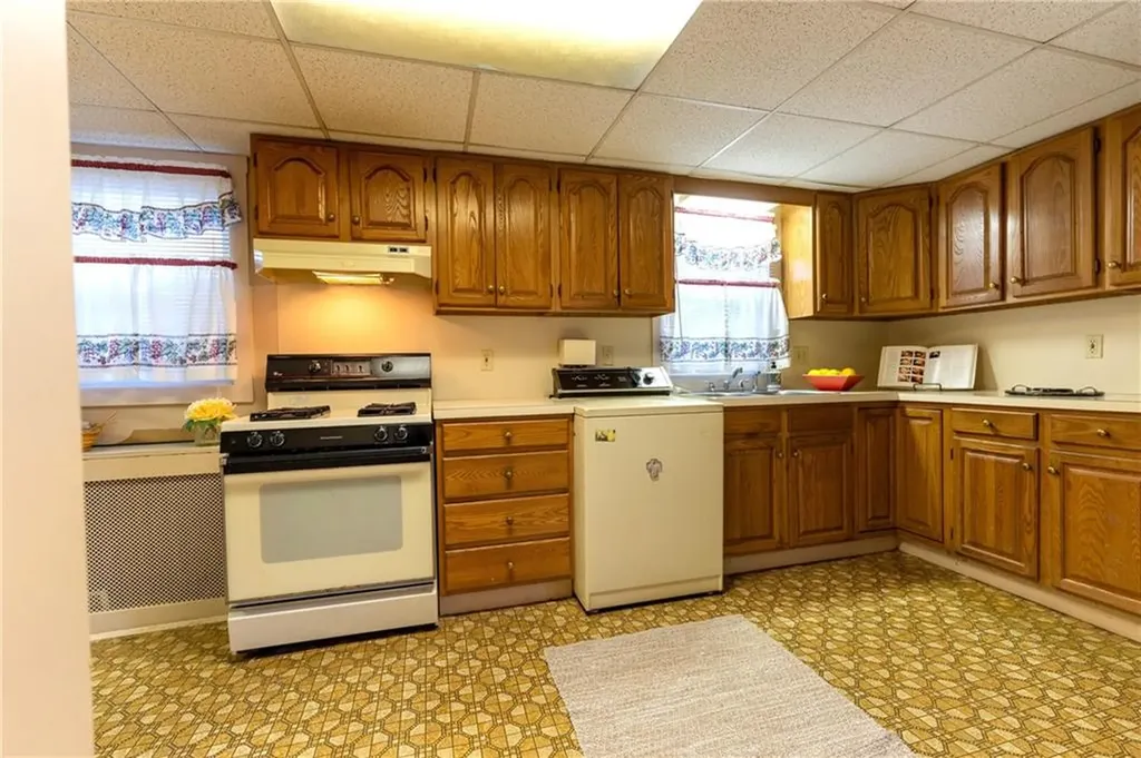 17 Warner Street Newport RI 02840