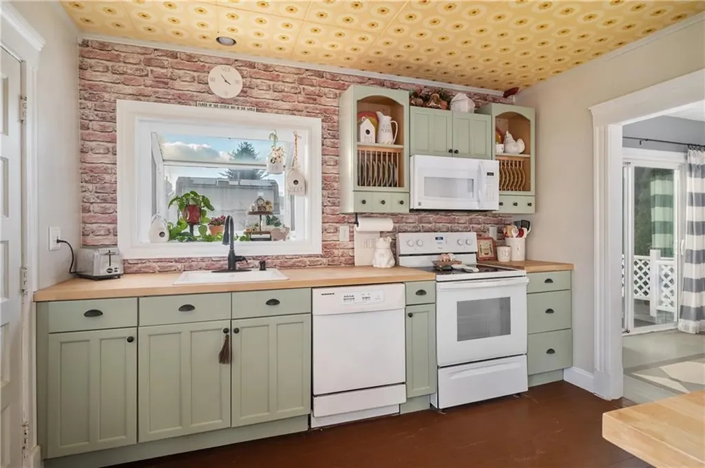 36 England Street Cumberland RI 02864