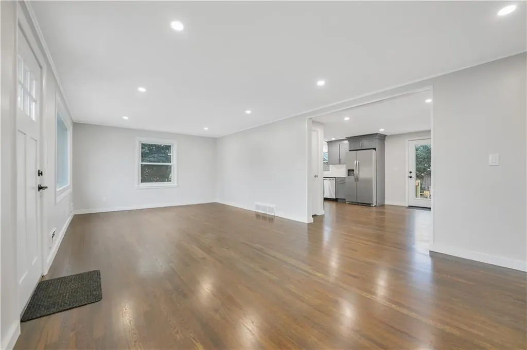 6 Hilton Avenue East Providence RI 02915