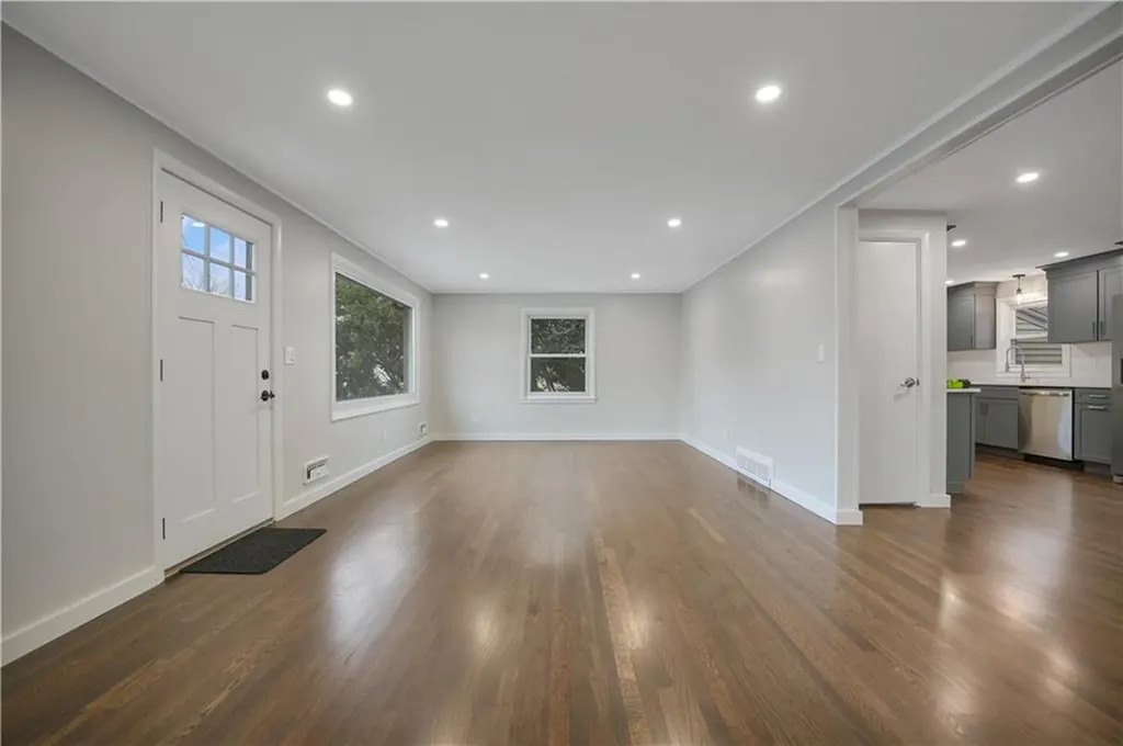 6 Hilton Avenue East Providence RI 02915