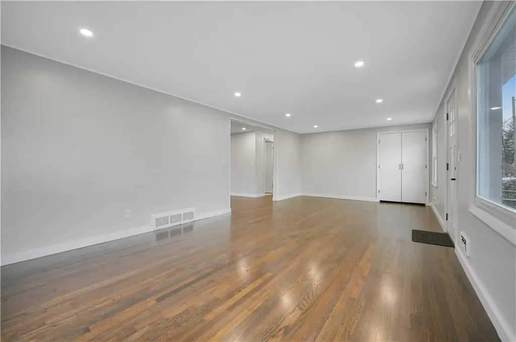 6 Hilton Avenue East Providence RI 02915