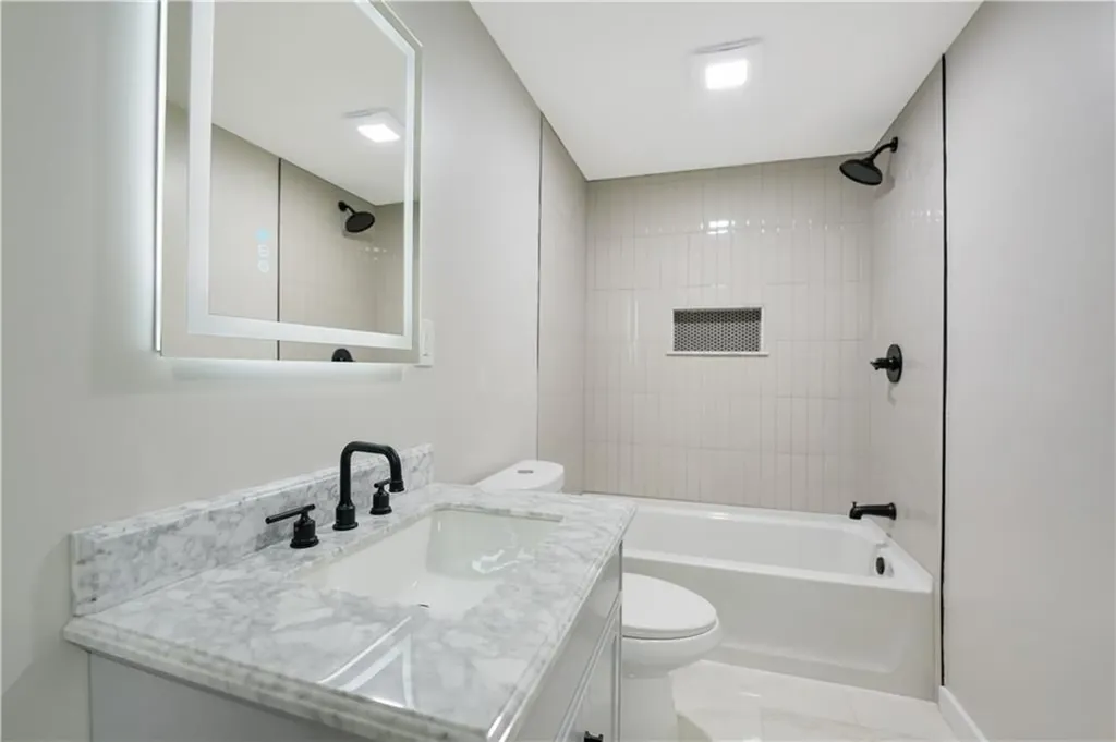 6 Hilton Avenue East Providence RI 02915