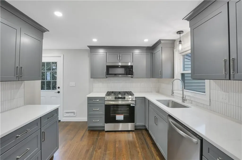 6 Hilton Avenue East Providence RI 02915