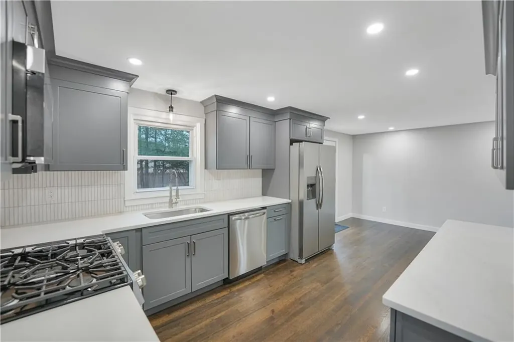 6 Hilton Avenue East Providence RI 02915