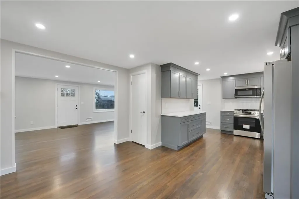 6 Hilton Avenue East Providence RI 02915