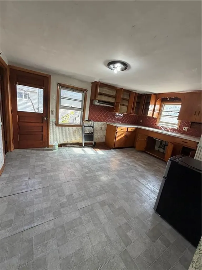 546 Robinson Street Woonsocket RI 02895