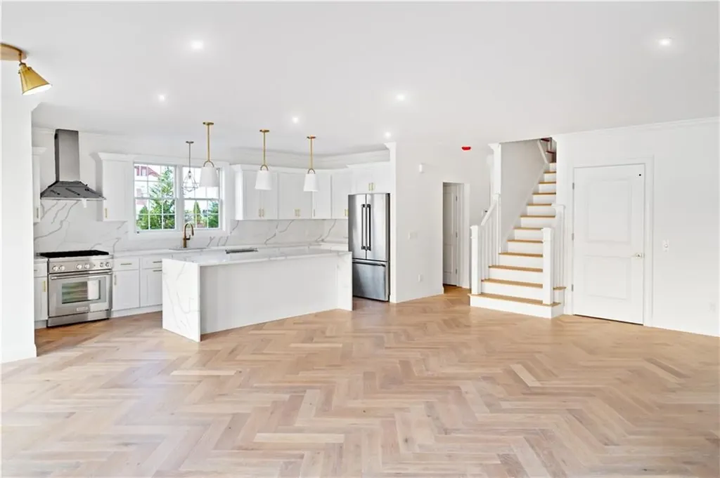 114 East Point Drive East Providence RI 02916