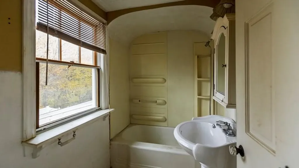 46 Roslyn Avenue Cranston RI 02910