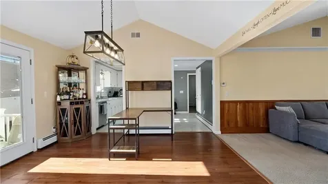 16 Eastman Street Warwick RI 02886