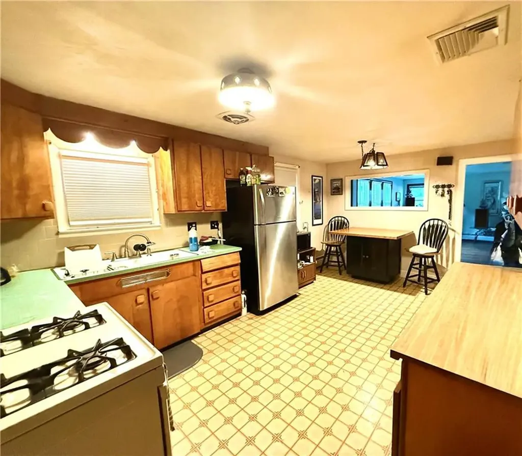 85 Hilton Avenue East Providence RI 02915