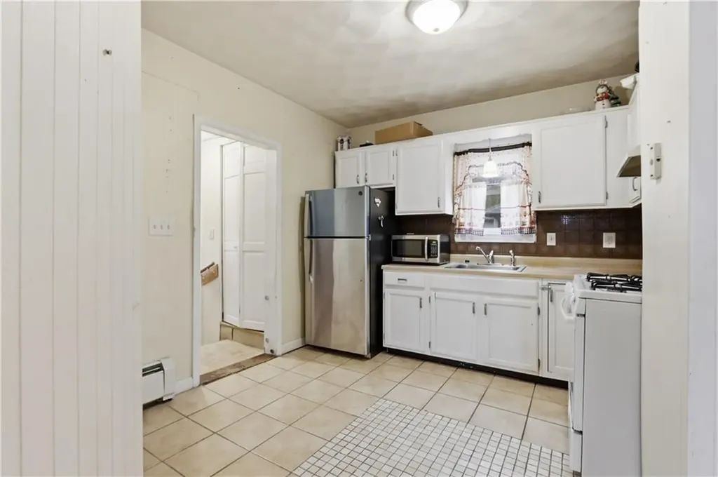 33 Hargraves Street Warwick RI 02889