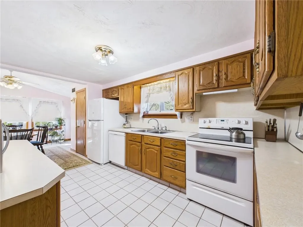 985 Cedar Swamp Road Warwick RI 02886