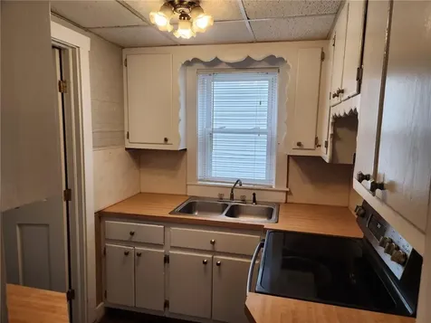 17 Rock Street Bristol RI 02809