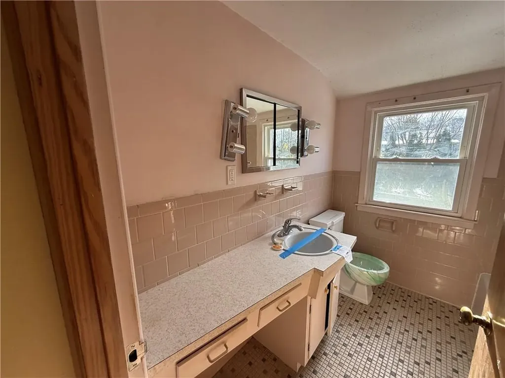 64 Cliffside Drive Cranston RI 02920