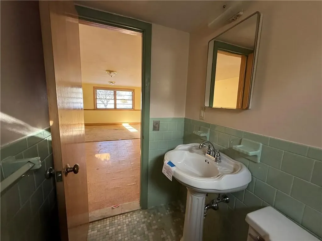 64 Cliffside Drive Cranston RI 02920