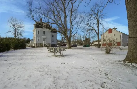 2967 East Main Road Portsmouth RI 02871